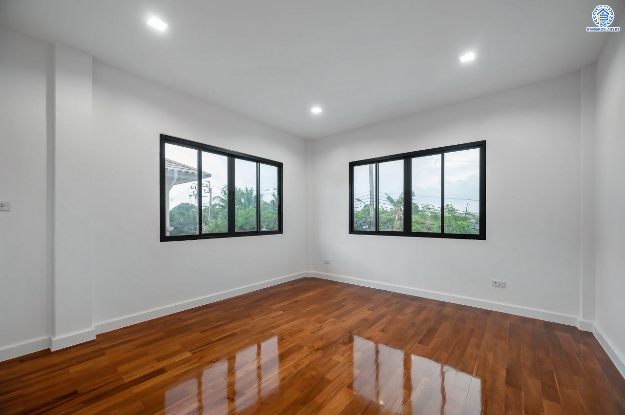 บ้านมือสองตกแต่งใหม่ โครงการ ลดาวัลย์ ปิ่นเกล้า-เพชรเกษม หลังมุม เนื้อที่ 102 ตร.ว. บนพื้นที่ใช้สอย 243.08 ตร.ม. ฟังก์ชัน 4 ห้องนอน 4 ห้องน้ำ 1 ห้องแม่บ้าน จอดรถได้ 2 คัน สภาพแวดล้อมดี ทำเลติดถนนกาญจนาภิเษก เดินทางเข้าสู่เมืองได้สะดวกเชื่อมต่อ ถนนเพชรเกษม ถนนราชพฤกษ์ ถนนกัลปพฤกษ์ ใกล้เดอะมอลล์บางแค ใกล้รถไฟฟ้าสายสีน้ำเงิน "สถานีหลักสอง" และ จุดขึ้นทางด่วน "ศรีรัช"